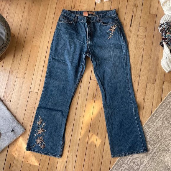 Prettiest and super unique flare leg low-rise jeans - Picture 1 of 5